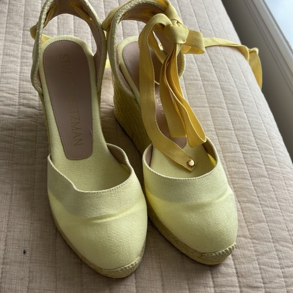 A beautiful yellow lace up wedge almost new - Picture 2 of 4
